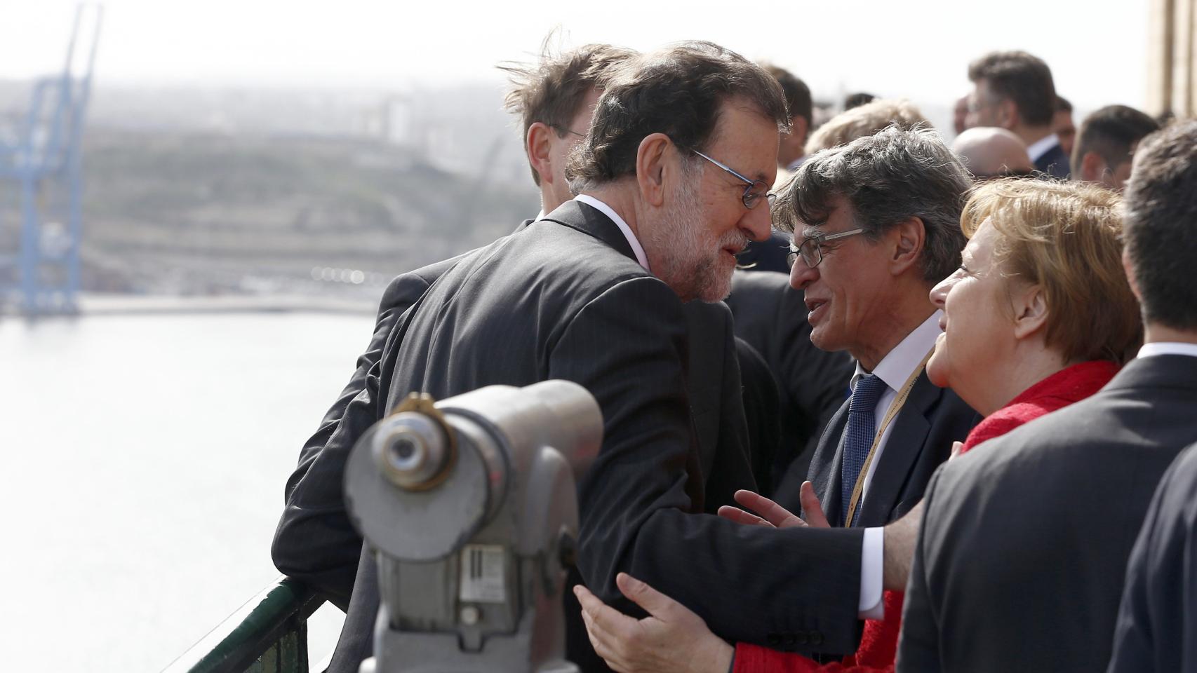 Rajoy conversa con Merkel en La Valeta durante la cumbre de la UE