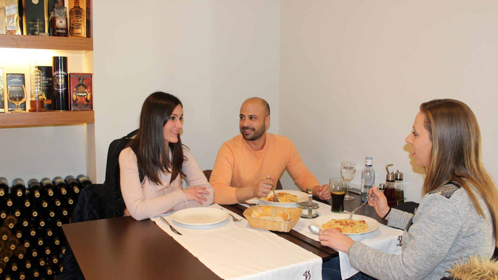 A Noelia le ha tocado aprender a estar presente en actos sociales sin poder comer ni beber nada.