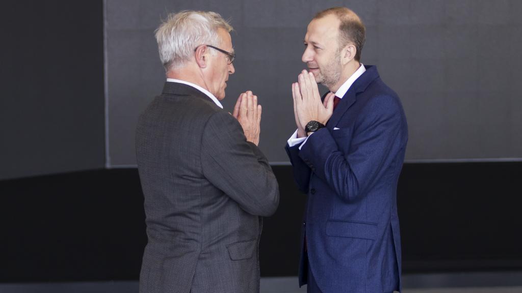 Joan Ribó, alcalde de Valencia y quien ha oficiado la ceremonia, habla con el novio, Alexis Marí, antes de la boda