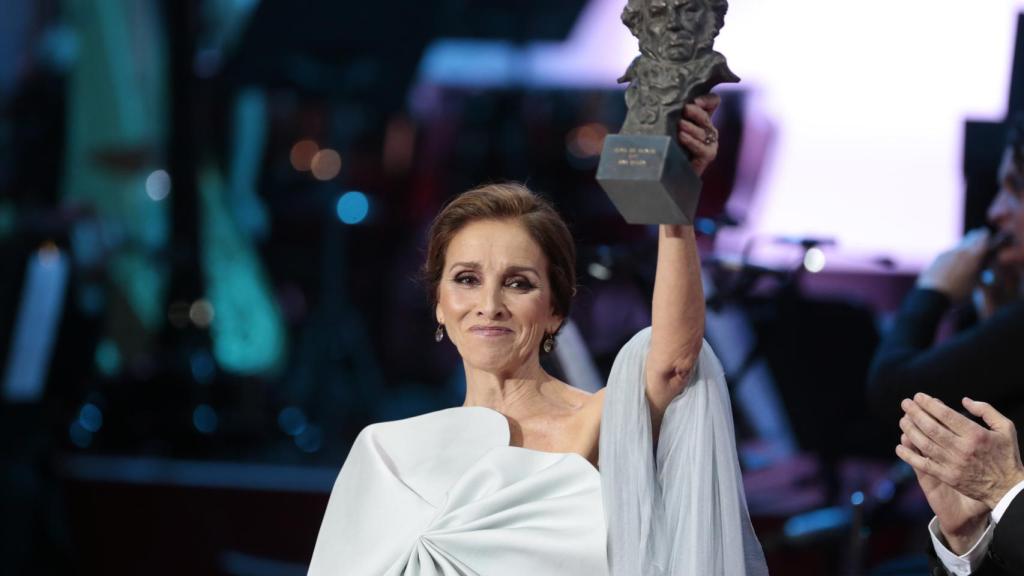 Ana Belén con el Goya en la mano.