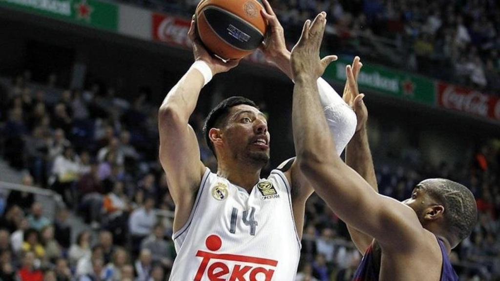 Gustavo Ayón en un partido de Euroliga