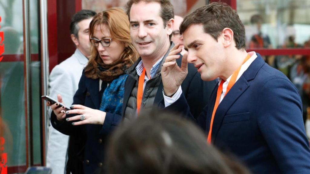 Rivera a las puertas del Nuevo Teatro de Coslada.