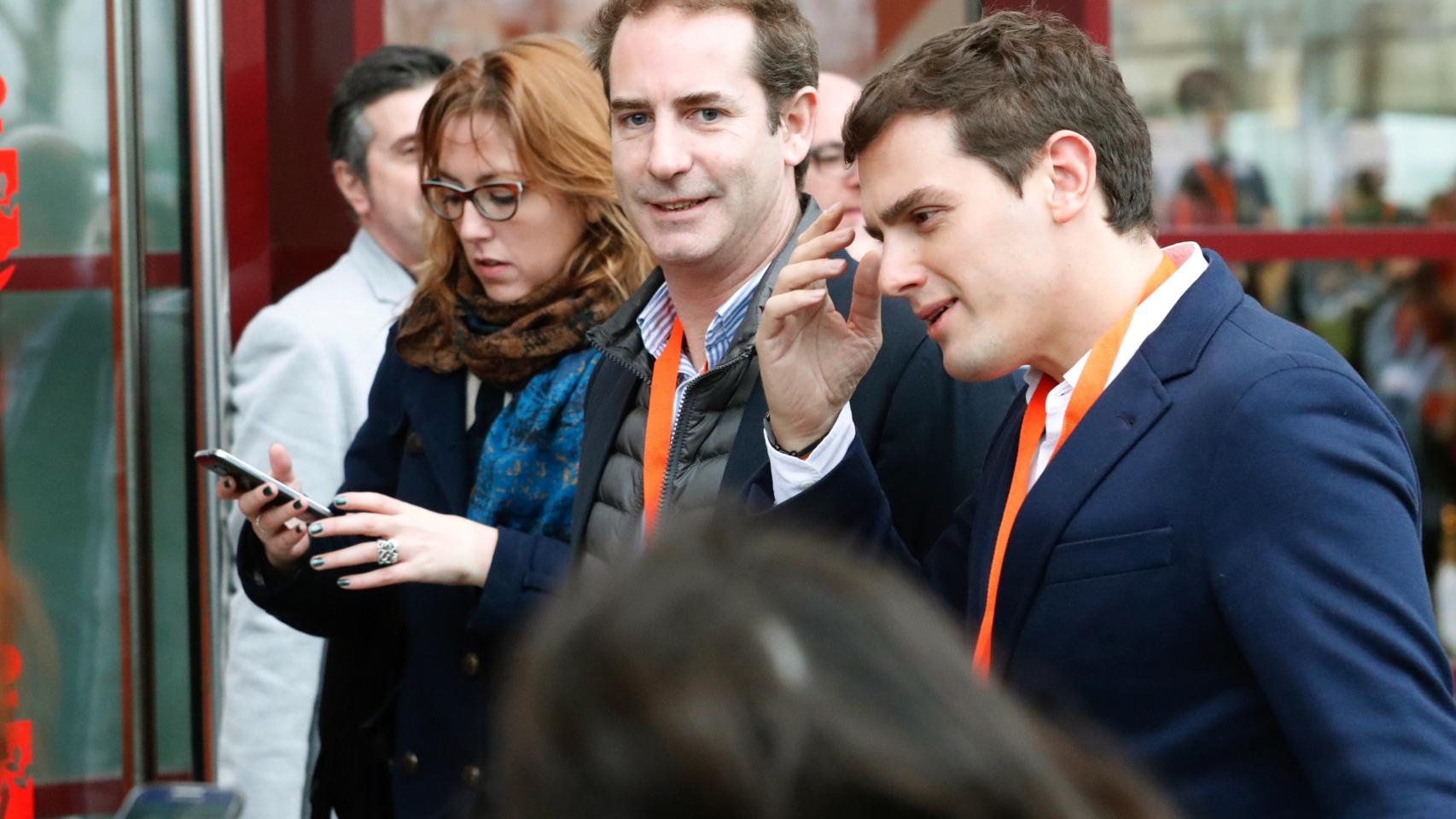 Rivera a las puertas del Nuevo Teatro de Coslada.