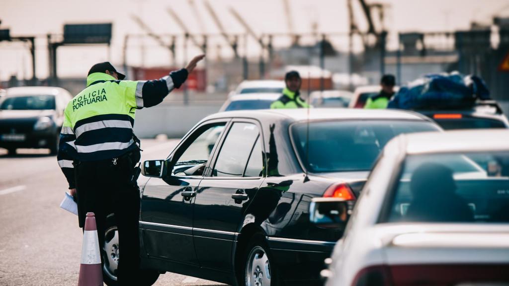 Policías portuarios trabajando en el puerto de Valencia.