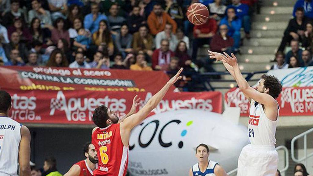 Sergio Llull lanzando ante Antelo