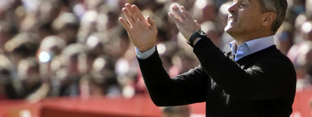 Fran Escribá da instrucciones durante el partido.