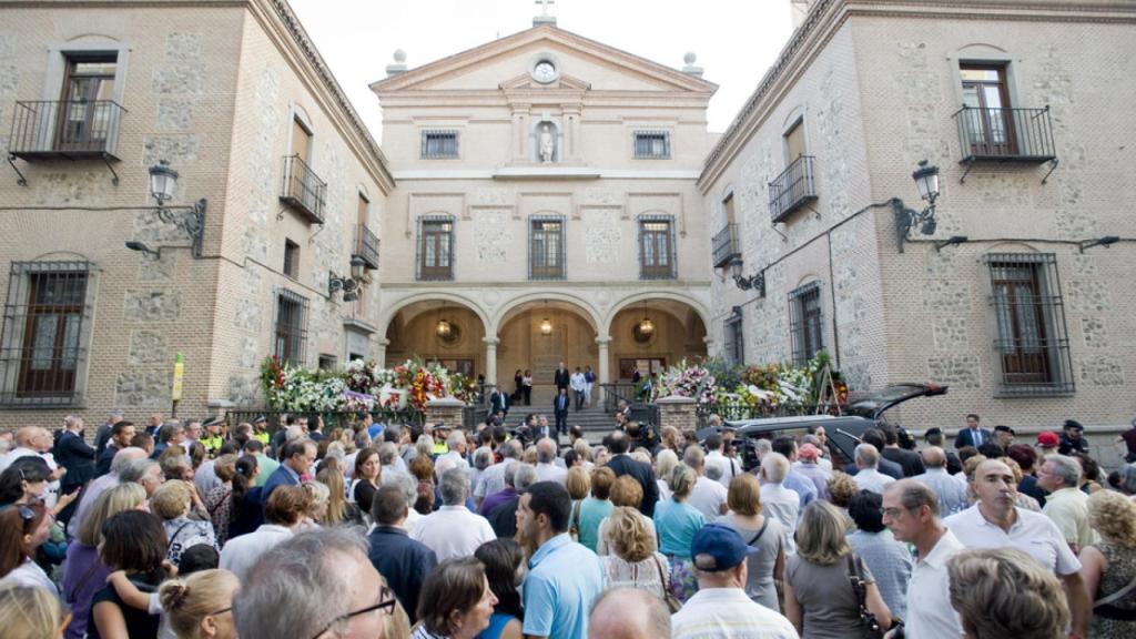 La iglesia de San Ginés un día de entierro.