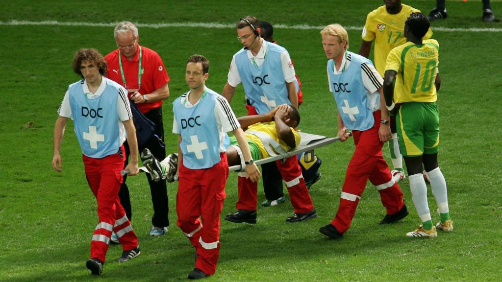 Las asistencias se llevan a Assemoassa lesionado durante el Togo-Corea del Sur.