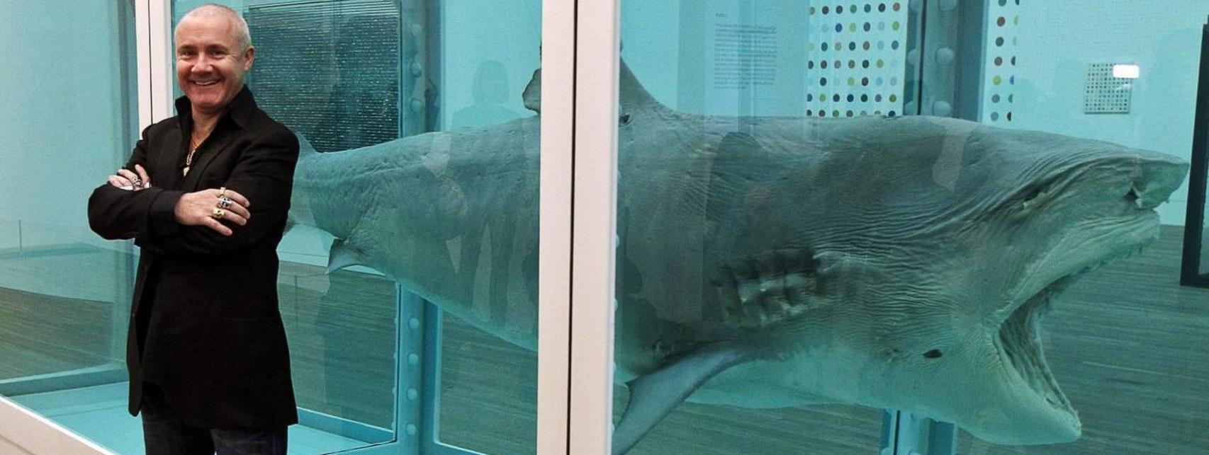 Hirst junto a la obra The Physical Impossibility of Death in the Mind of Someone Living.