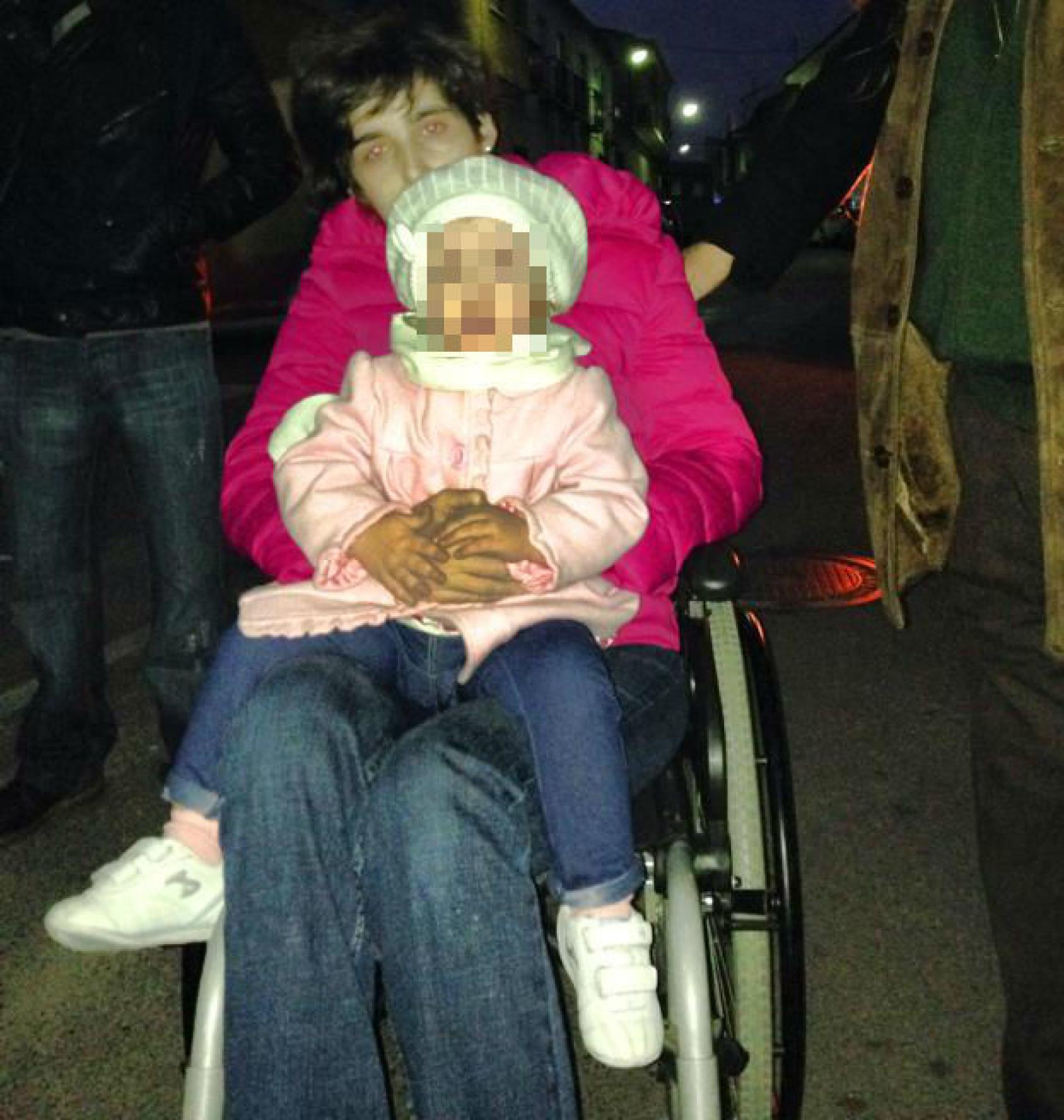 Cristina Martín Tesorero, junto a su hija.