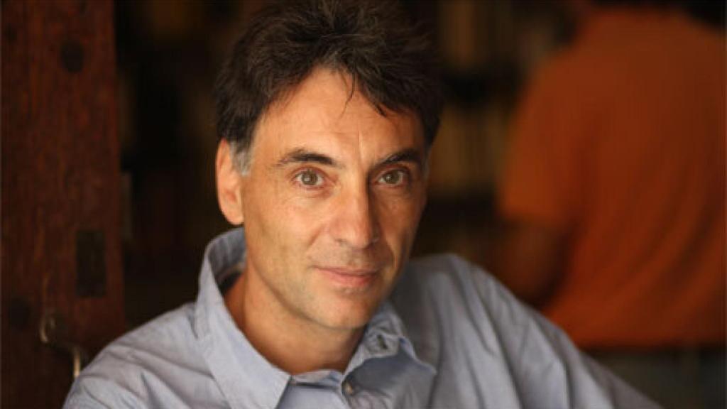 Image: Antonio Iturbe gana el Biblioteca Breve