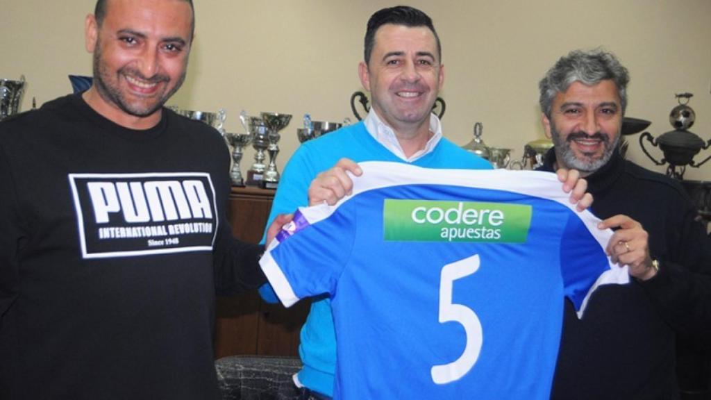 Luhay Hamido, a la izquierda, junto a Nayim (d), en la presentación del nuevo entrenador.