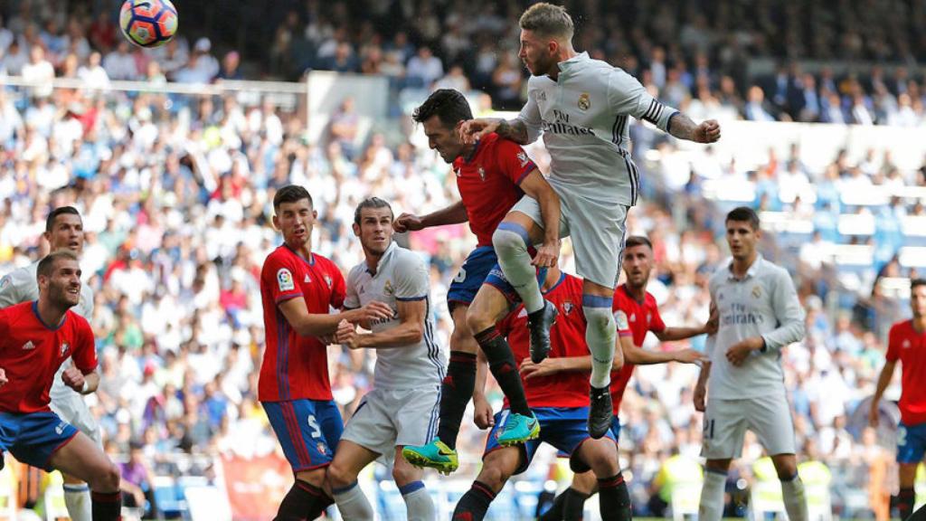 Ramos disputa un balón ante el Osasuna en El Bernabéu