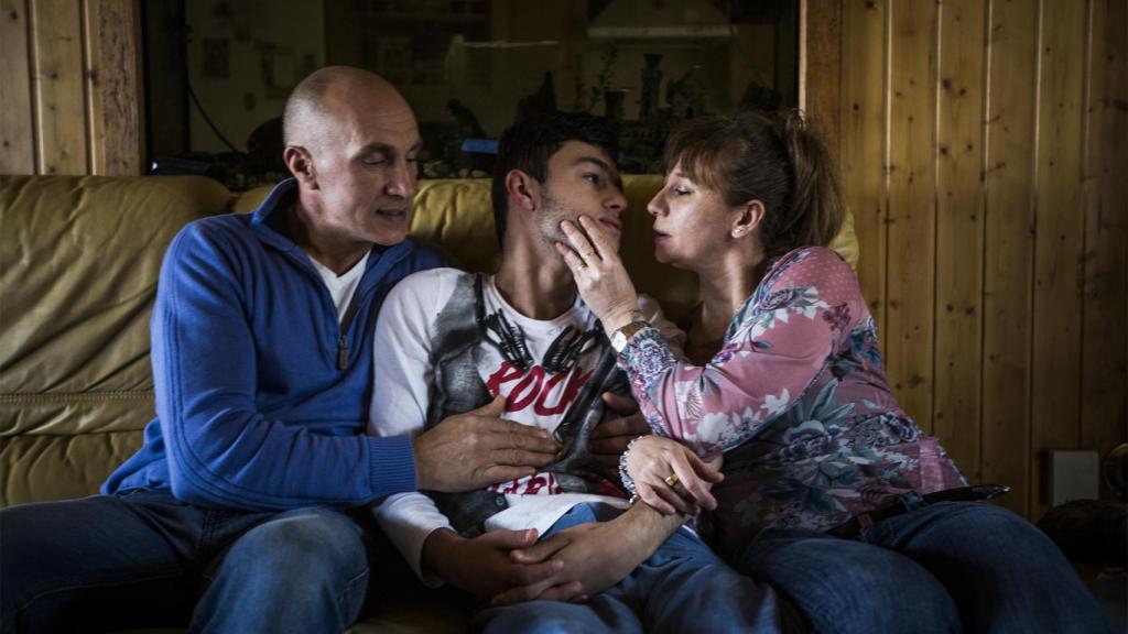 Los padres de Ángel deben estar pendientes de su hijos las 24 horas debido a su discapacidad