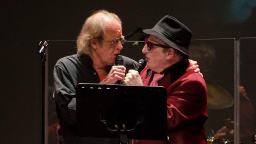 Luis Eduardo Aute con Javier Gurruchaga en el escenario