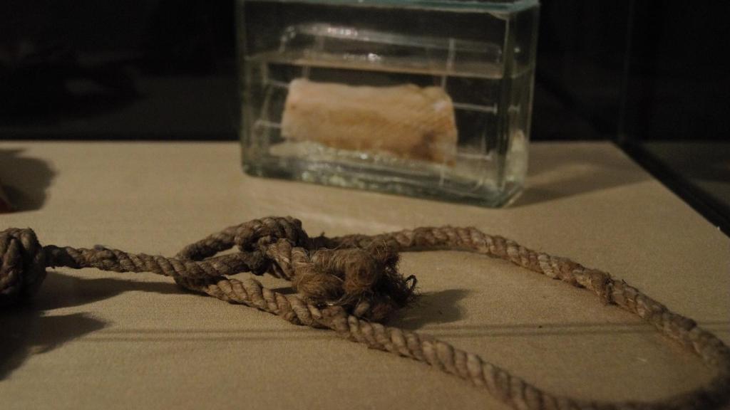 Evidencia judicial. La soga empleada en un suicidio, y una muestra conservada de la piel del cuello donde dejó su marca. -