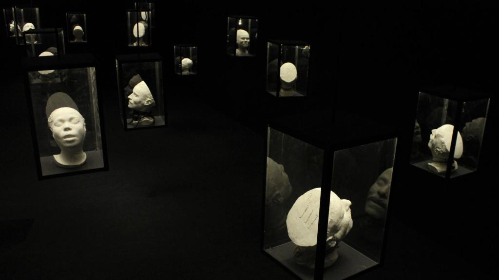 Algunas de las máscaras expuestas en 'Facies Mortis' en Oporto.