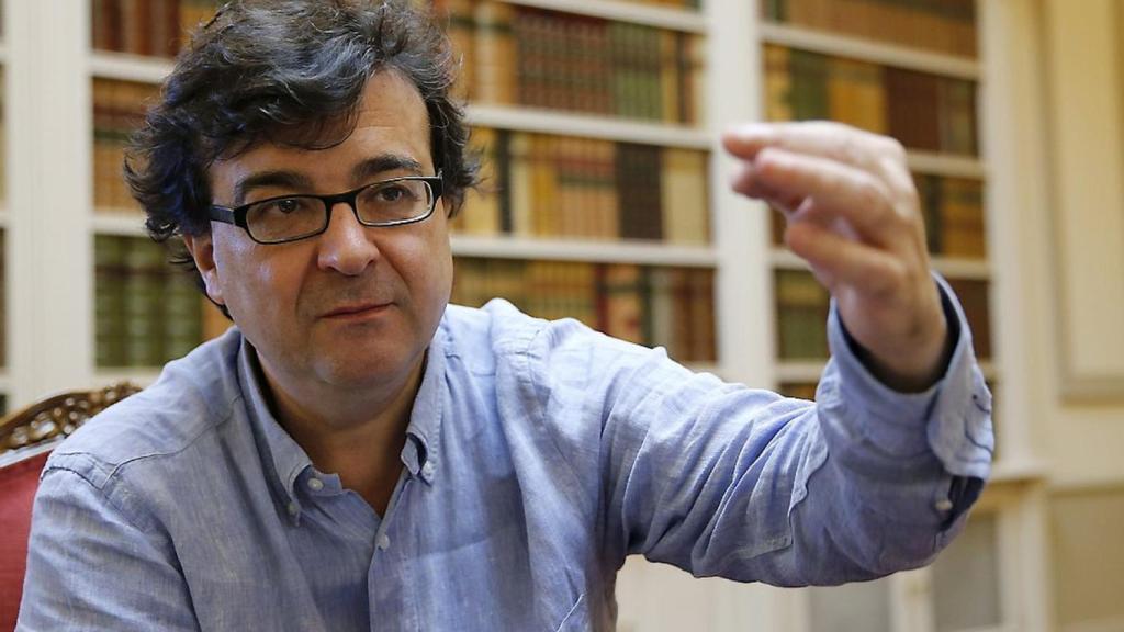 El escritor Javier Cercas publica El monarca de las sombras