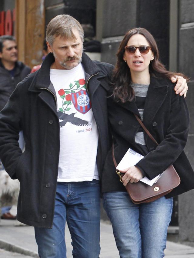 Viggo Mortensen y Ariadna Gil por las calles de Madrid en 2013.
