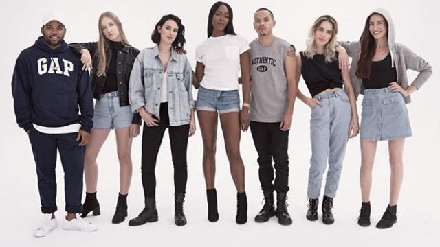 Naomi Campbell con los rostros de los aaños 90.