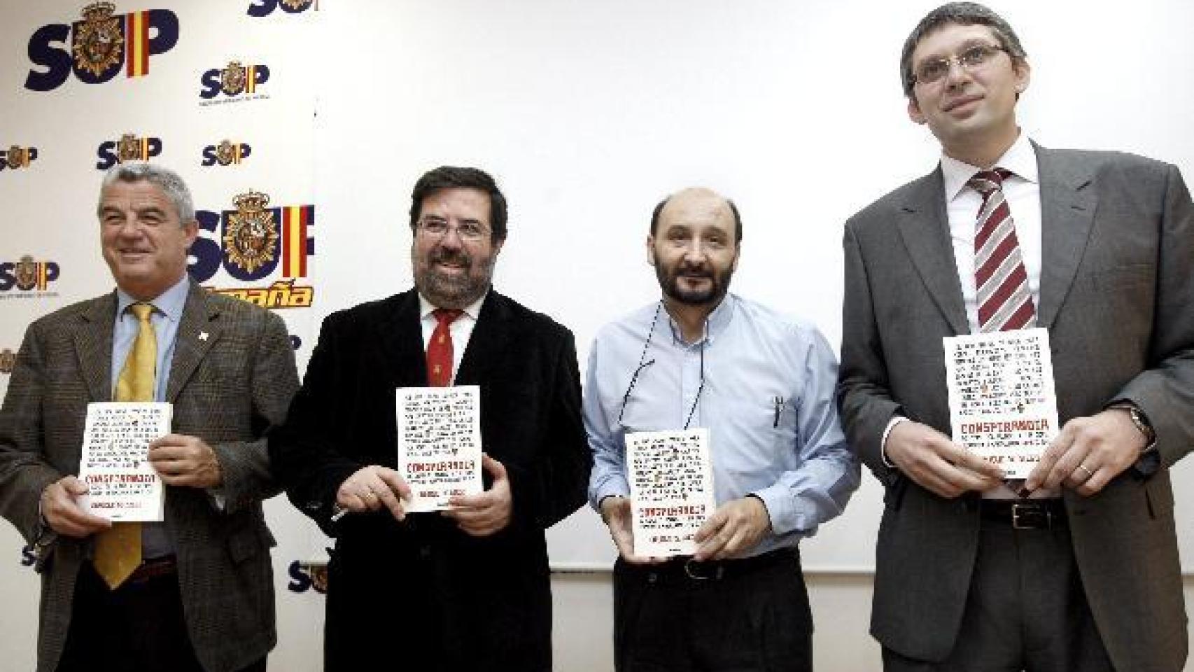 El inspector jefe de la Policía, José Ángel Fuentes Gago (con traje gris, a la derecha)