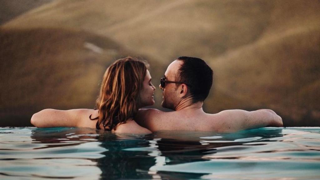 Luara Escanes y su novio Risto Mejide durante un viaje.