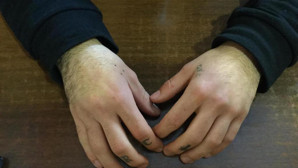 El 'camarada Martos' lleva tatuado en la mano la iniciales del lema del partido: Organización, Formación y Combate