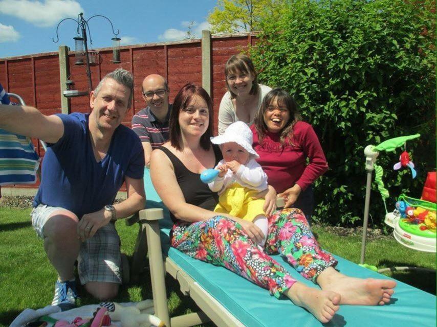 Caroline con las dos parejas para las que ha hecho de vientre de alquiler.