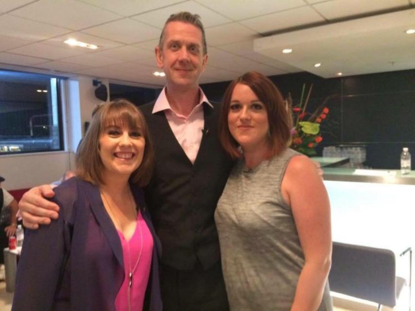 Caroline con la pareja a la que está ayudando ahora.