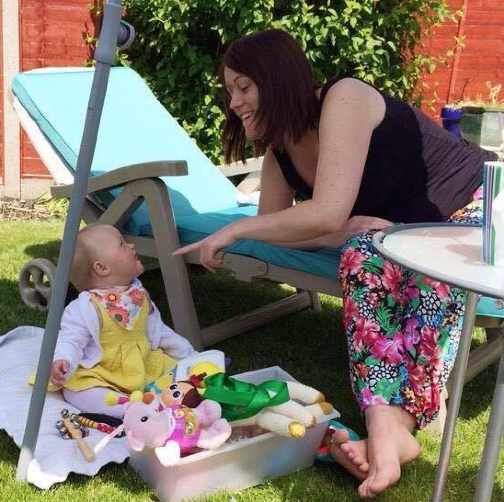 Caroline con el bebé que tuvo para Liz.