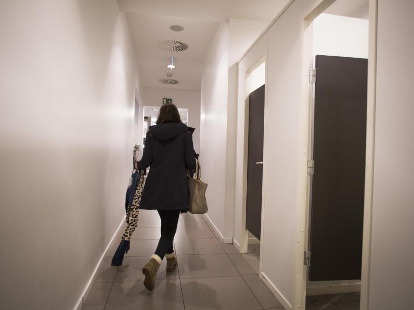 Oniomanía es el nombre que recibe el trastorno psicológico de compra compulsiva. Silvia reconoce que no puede ir al centro comercial y no comprar nada de ropa.