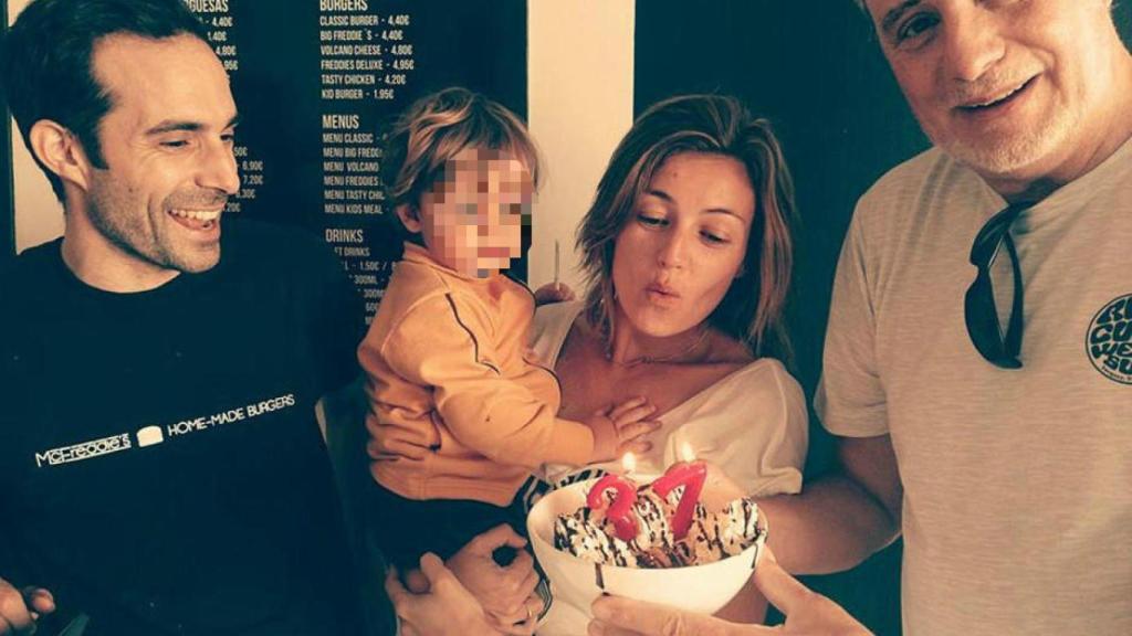 Natalia Bosch, con su padre, Joaquín Kremel, su hijo y su marido