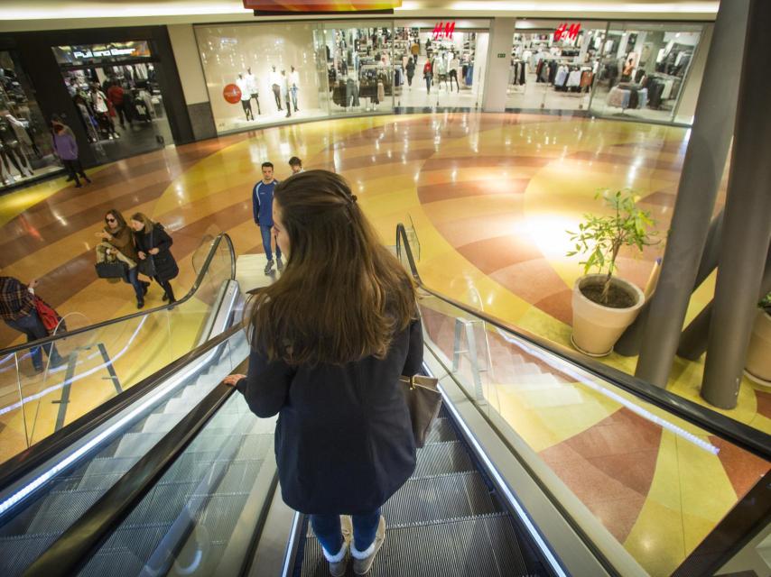 Silvia (nombre ficticio) tiene 29 años y es adicta a comprar ropa; cuando no llega a fin de mes, la devuelve después de usarla.