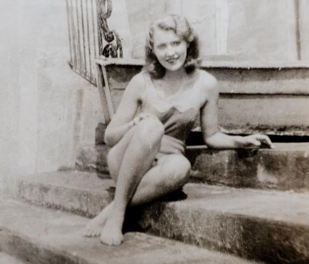 La madre de Trump en un traje de baño en una piscina en Long Island.