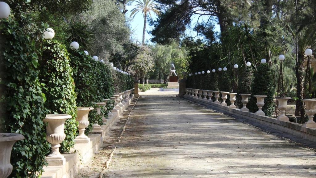 Entrada a La Torre, la colosal finca que alberga los chalets de toda la familia Sala