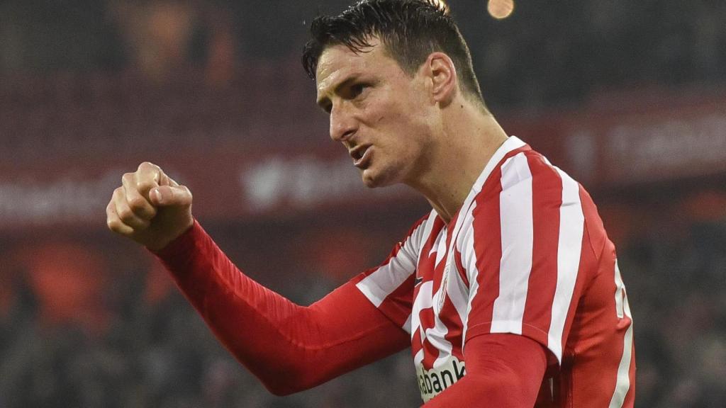 Aritz Aduriz celebra uno de sus goles contra el Deportivo de La Coruña