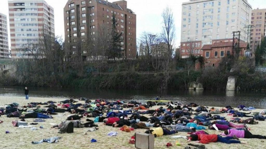 colectivo indignado valladolid performance tac refugiados 1