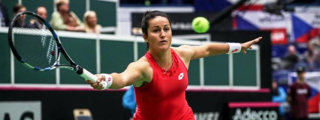 Lara Arruabarrena golpea la pelota.