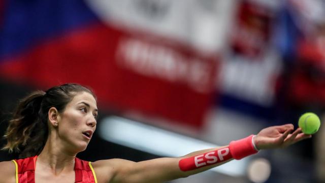 Garbiñe Muguruza sirve ante Karolina Pliskova.