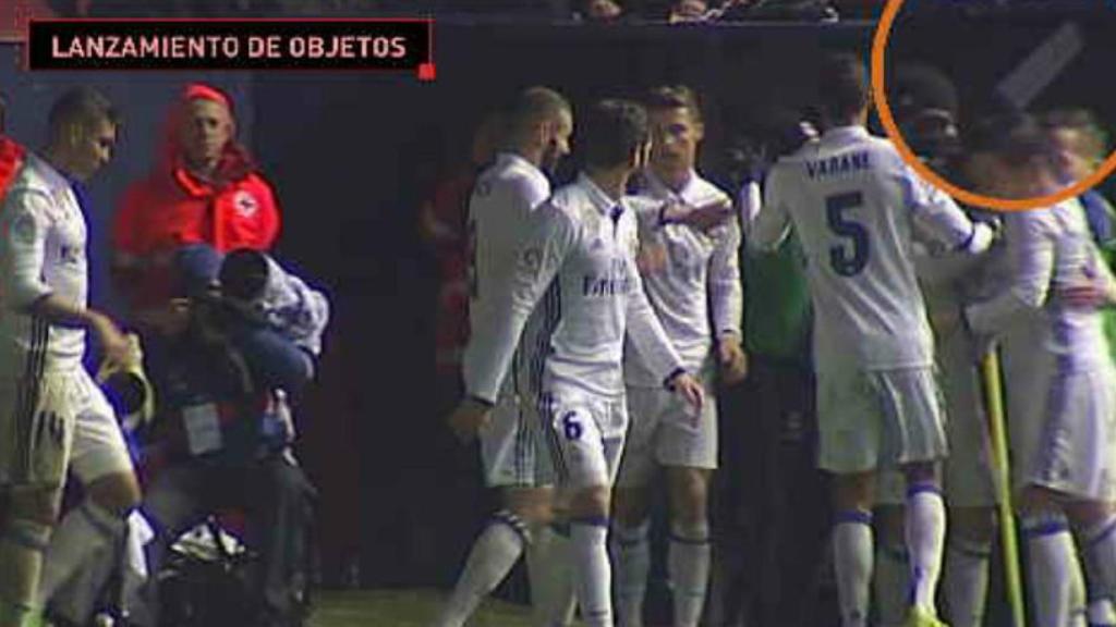 El Sadar tiró objetos a los jugadores del Madrid durante un gol. Foto: Twitter (@elchiringuitotv)