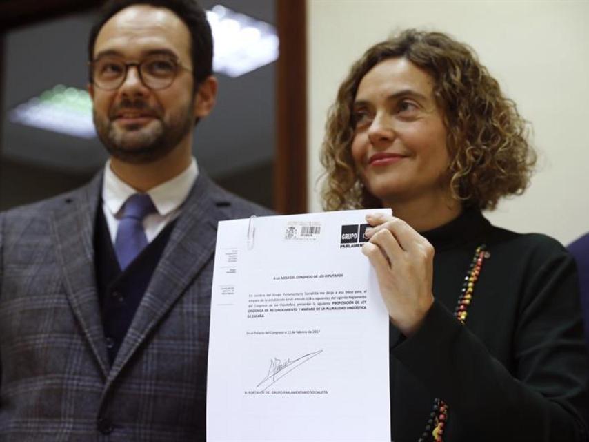 Batet y Hernando registran la proposición de ley en el Congreso.