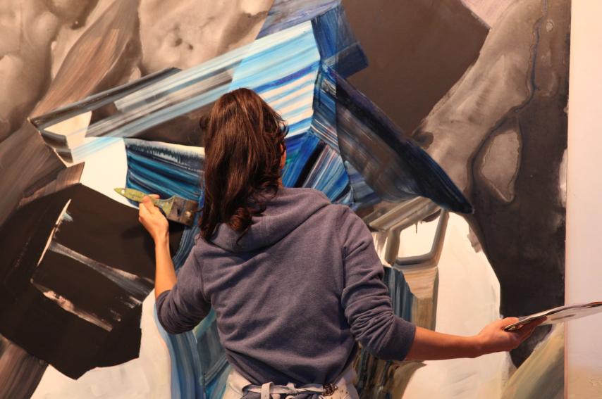 Vicky Uslé en pleno proceso de trabajo, en su taller.