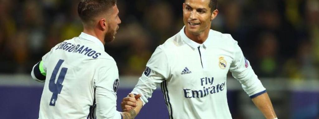 Sergio Ramos y Cristiano se saludan en un partido en esta Champions.