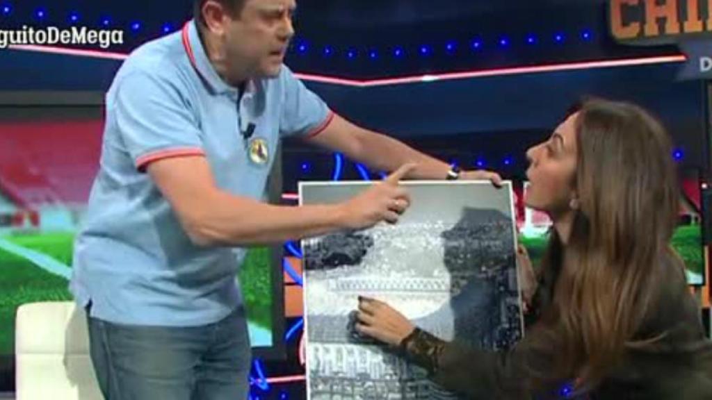 Roncero entrega a Carme Barceló el cuadro  Foto: Twitter (@elchiringuitotv)