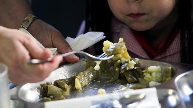 Una niña en un comedor escolar, en una foto de archivo.