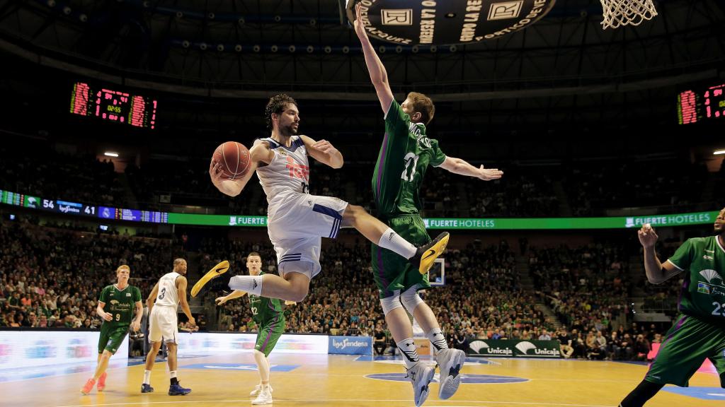 Sergio Llull intenta anotar contra Unicaja.