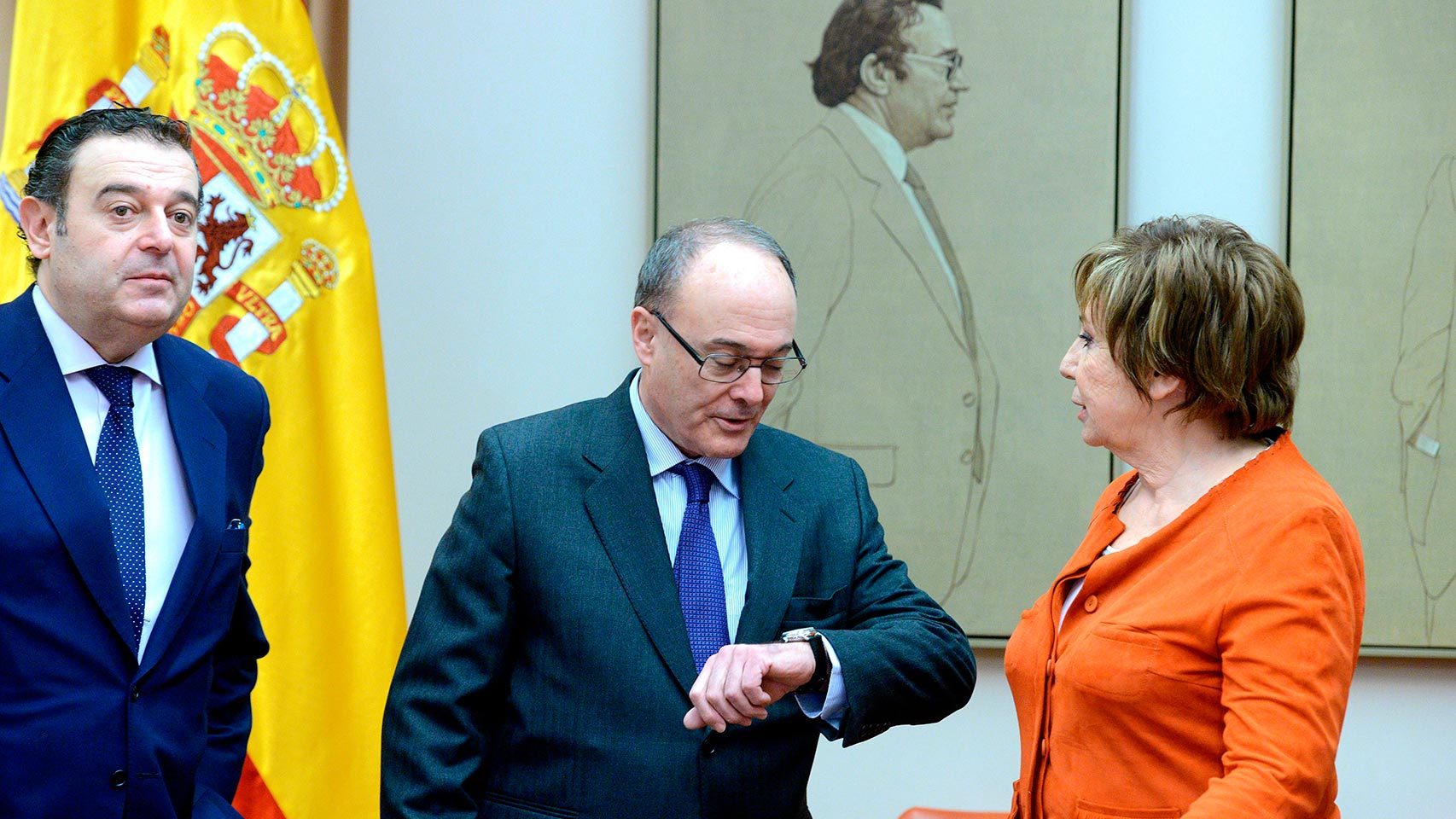 El gobernador del Banco de España, Luis María Linde (c), conversa con la presidenta de la Comisión de Seguimiento y Evaluación de los Acuerdos Pacto de Toledo, Celia Villalobos antes de comparecer en la Comisión, hoy en el Congreso.