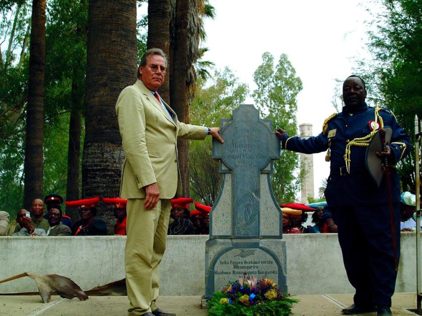 Wolf-Thilo von Trotha, cuando fue a Namibia, en la tumba del líder Herero que se opuso a Lothar von Trotha.