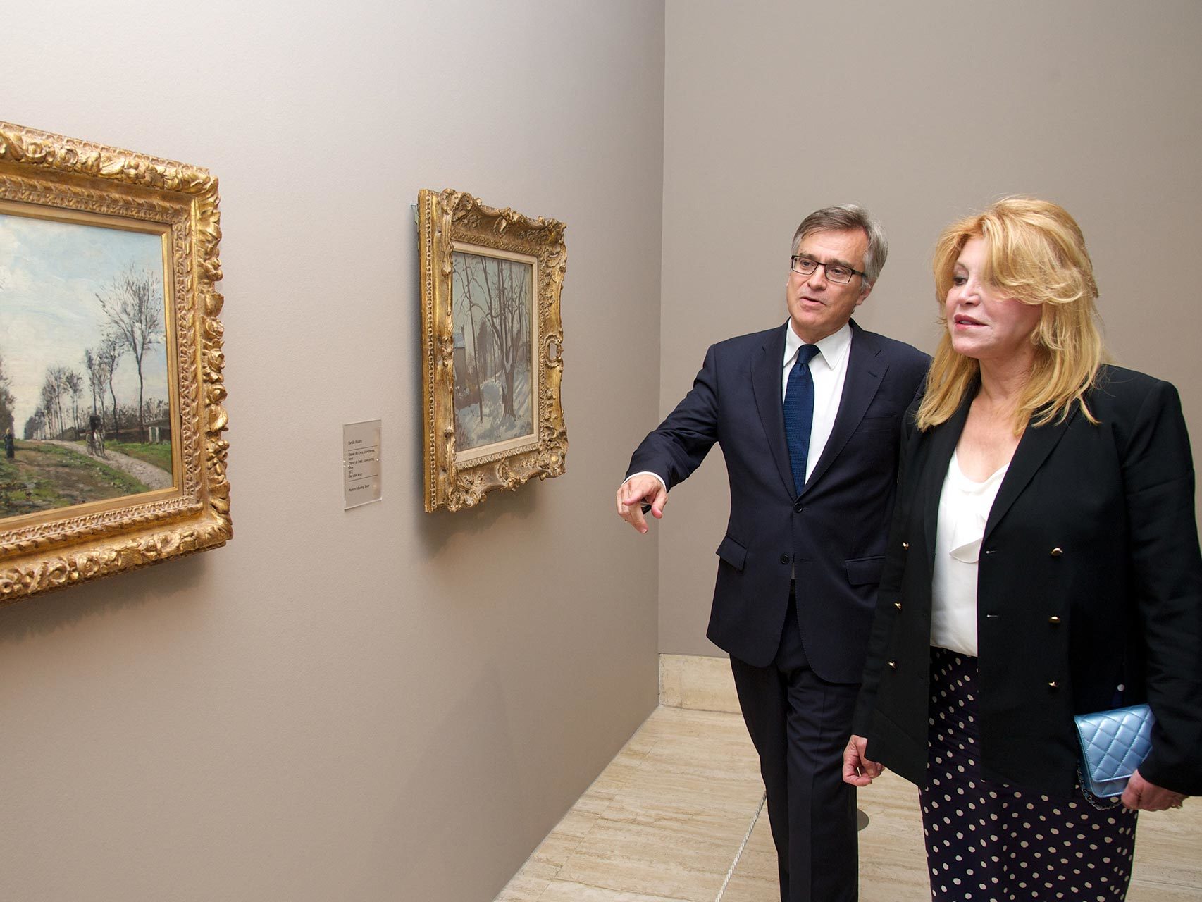Guillermo Solana y Carmen Cervera, en la exposición de Camille Pissarro, en 2013.