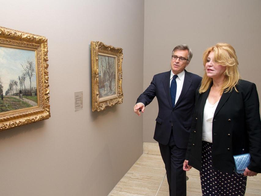 Guillermo Solana y Carmen Cervera, en la exposición de Camille Pissarro, en 2013.
